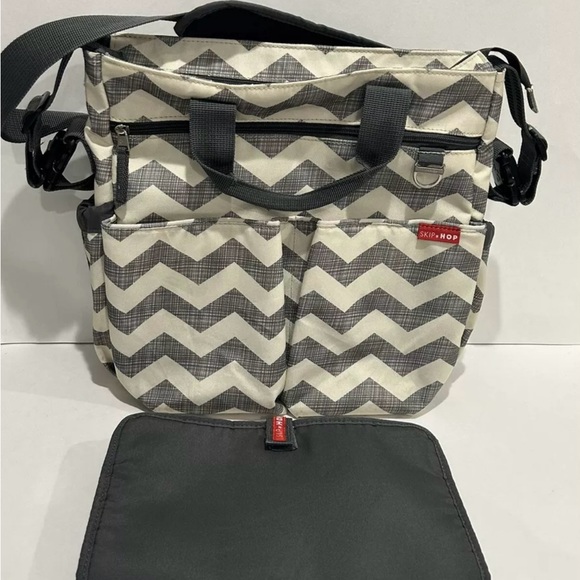 Skip Hop Duo Signature Diaper Bag Gray/Beige Chevron Design Stroller Straps Zip - Picture 1 of 9